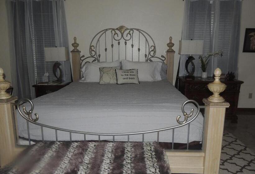 جناح ديلوكس, The Whispering Pines Inn