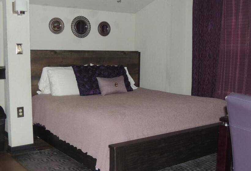 غرفة قياسية سرير كينج, The Whispering Pines Inn