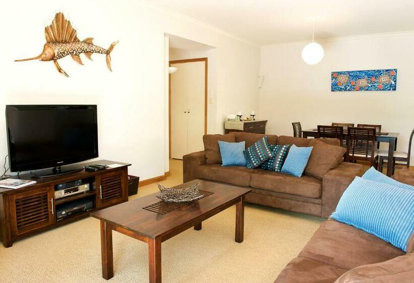 דירת שלושה חדרים, Byron Links Apartments