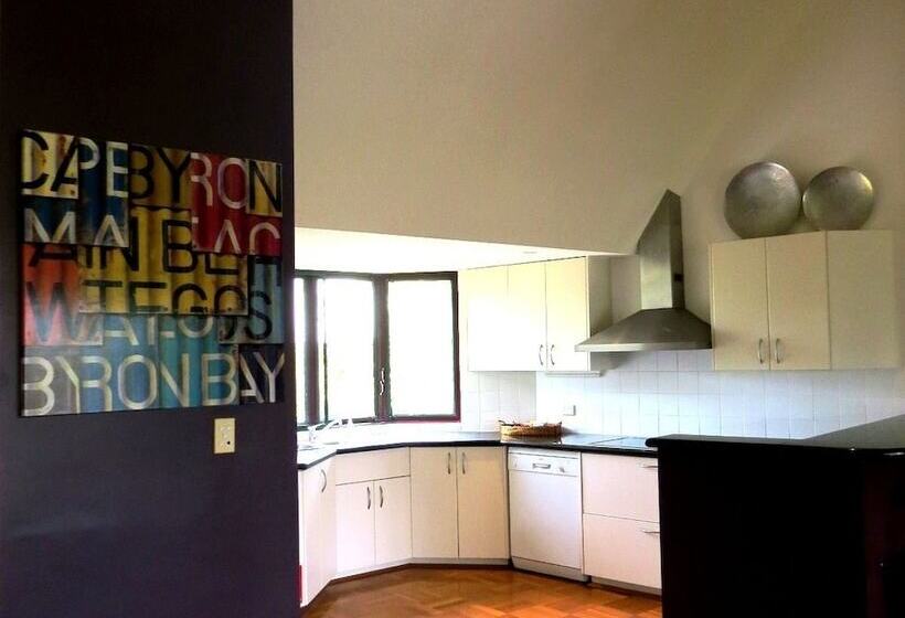 דירת שלושה חדרים, Byron Links Apartments