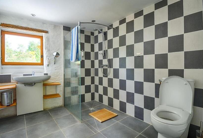 标准三人间, Domaine De Fraisse