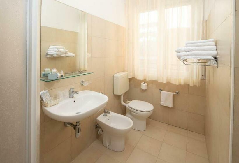 غرفة قياسية رباعية, B&b Italia