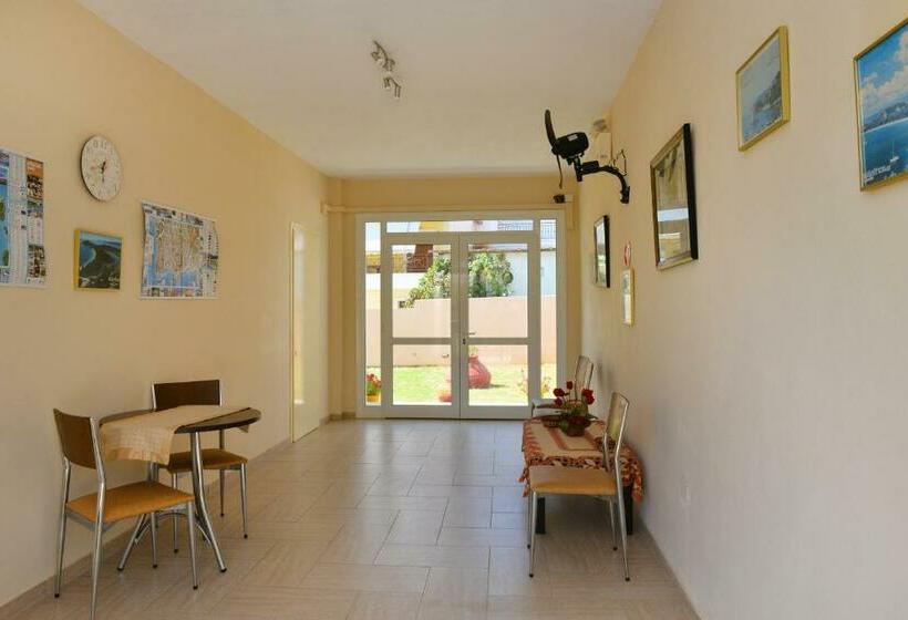 اتاق استاندارد, Despoina