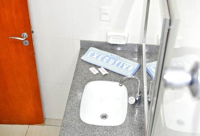 标准三人间, Executivo