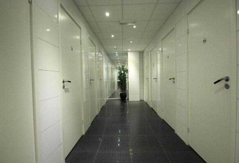 اتاق پایه با سرویس بهداشتی مشترک, L Centralstation