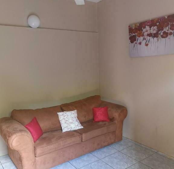 침실 1개 주택, Nany