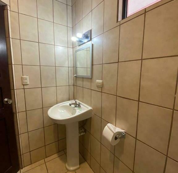 이코노미 룸, Nany