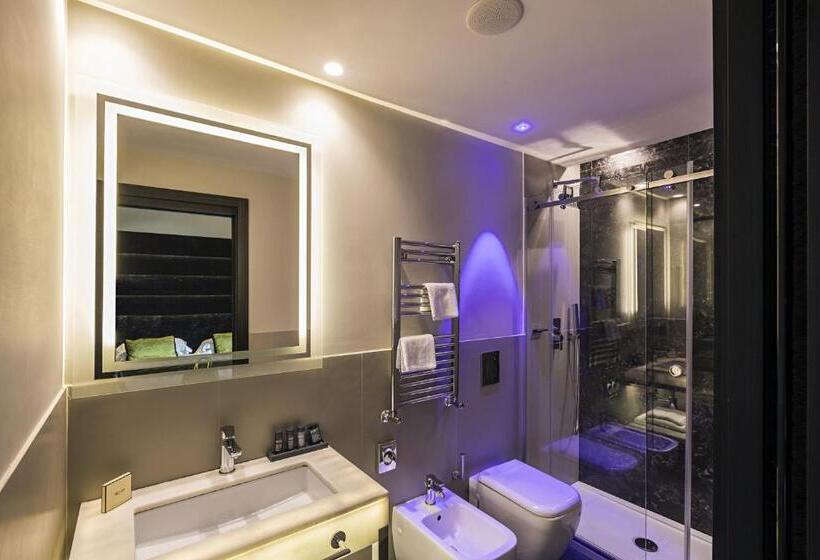 חדר סופריור, The Glam