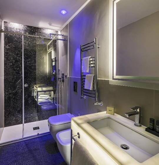 חדר דלוקס לשלושה, The Glam