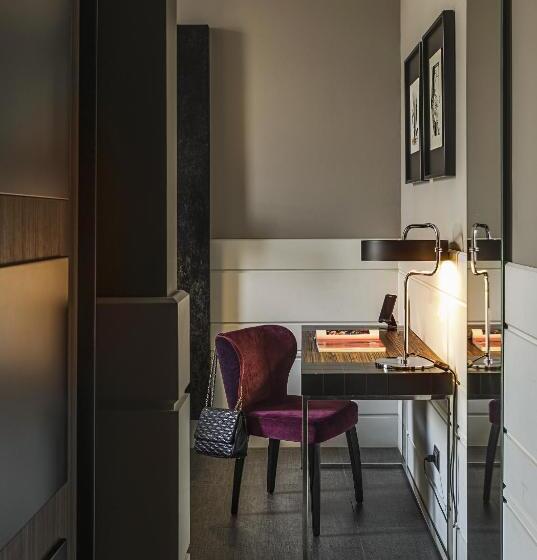 חדר דלוקס לשלושה, The Glam