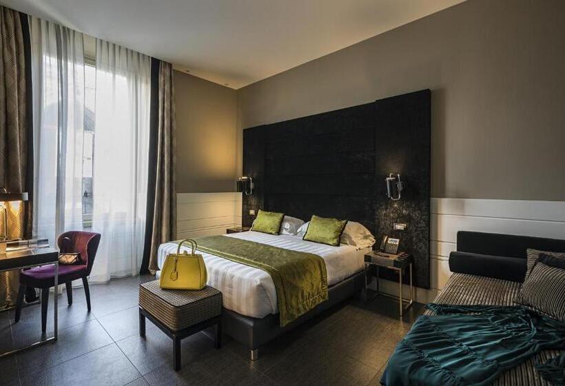 חדר דלוקס לשלושה, The Glam