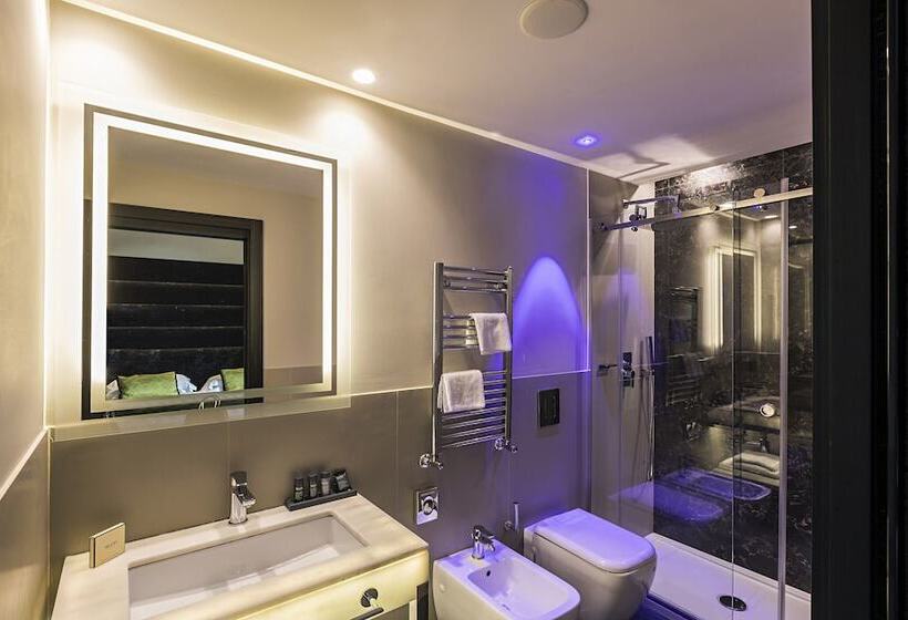 חדר סופריור, The Glam