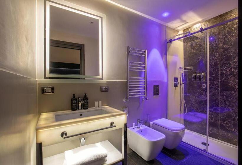 חדר דלוקס לשלושה, The Glam