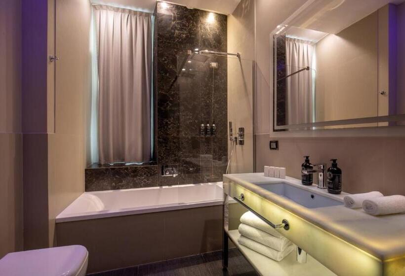 חדר משפחתי, The Glam