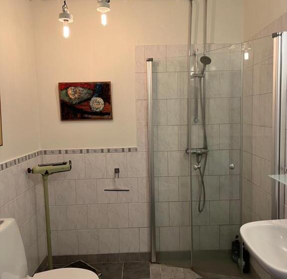 带共用浴室的标准房间, Sveriges Minsta Hotell! Hôtel Gruyère