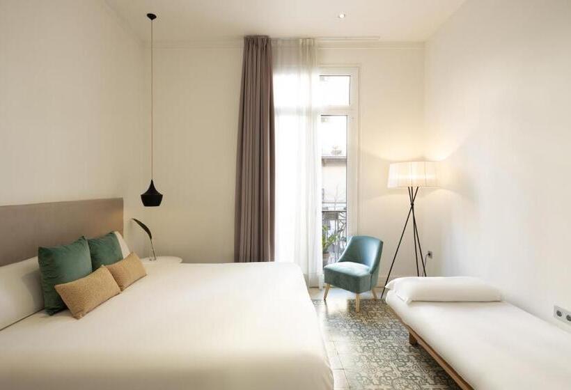 Habitación Triple Estándar, Forget Me Not Barcelona