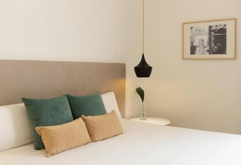 Habitación Triple Estándar, Forget Me Not Barcelona