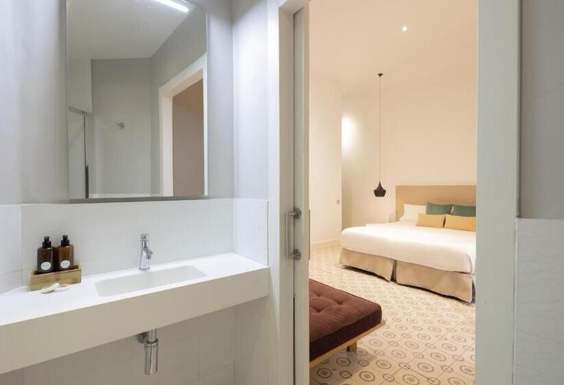 Habitación Triple Estándar, Forget Me Not Barcelona