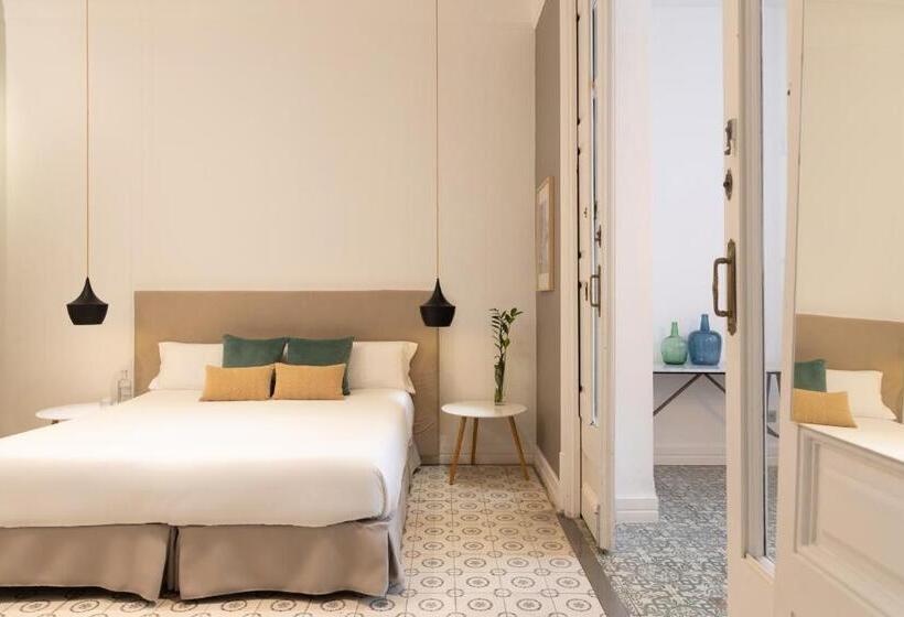 Habitación Triple Estándar, Forget Me Not Barcelona