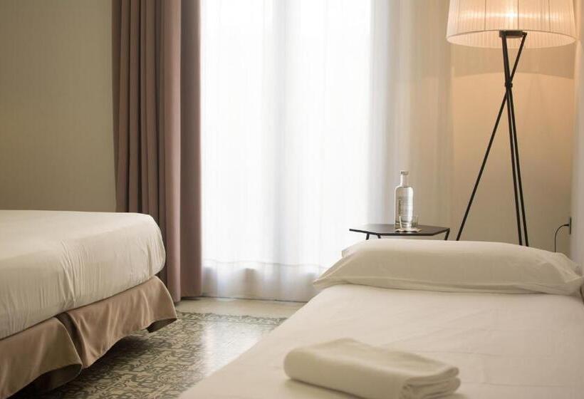 Habitación Triple Estándar, Forget Me Not Barcelona
