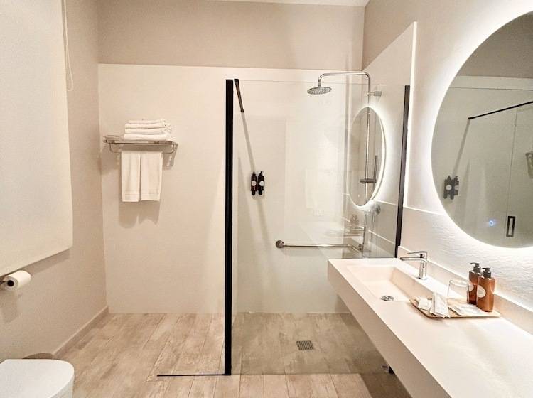 Habitación Triple Estándar, Forget Me Not Barcelona