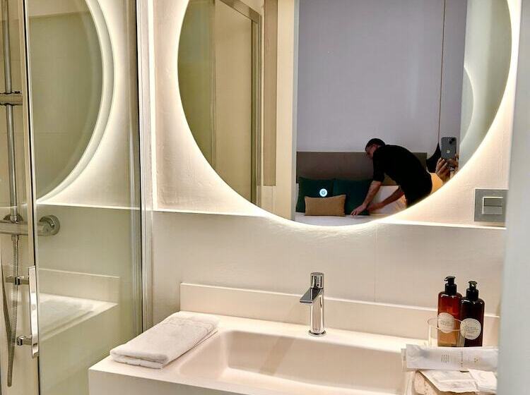 Habitación Triple Estándar, Forget Me Not Barcelona