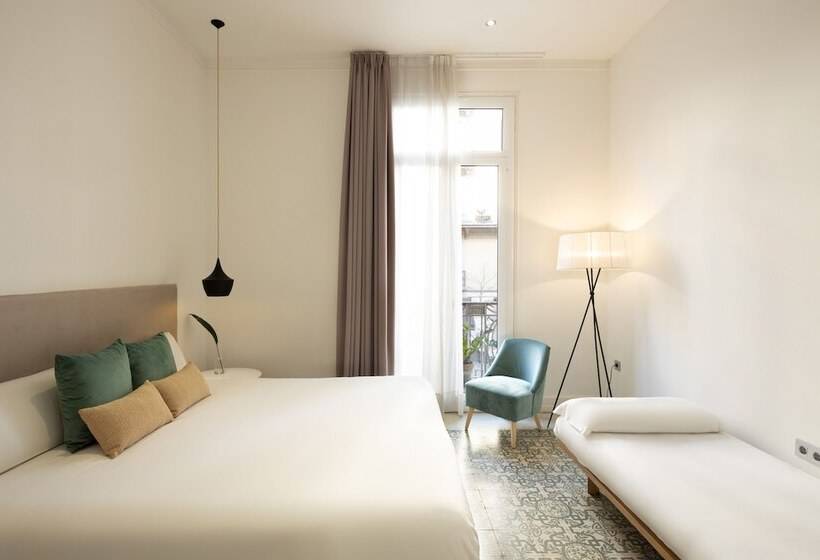 Habitación Triple Estándar, Forget Me Not Barcelona