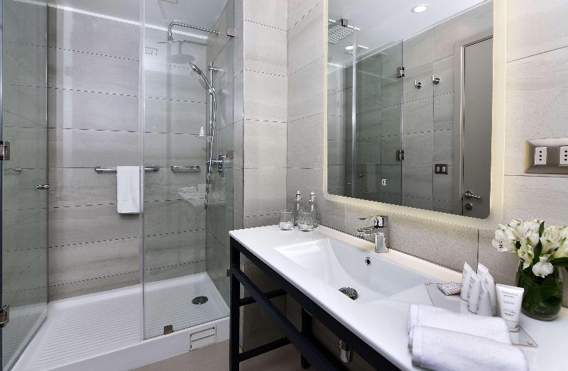 اتاق لوکس با چشم‌انداز دریا, Corallo