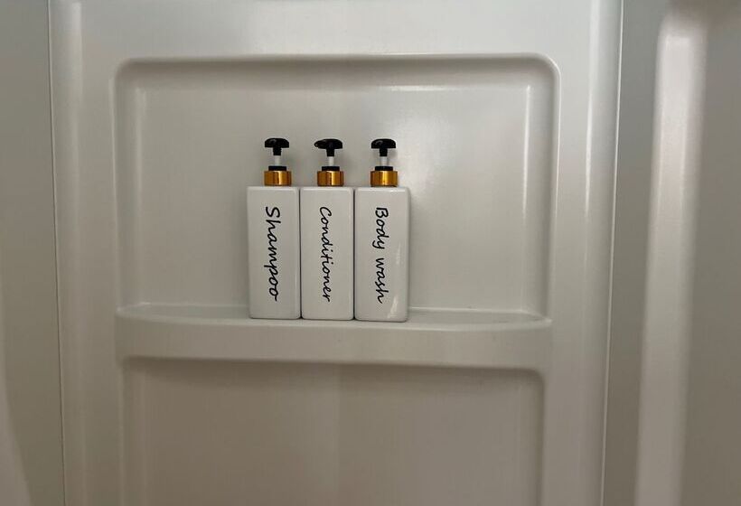 إستوديو ديلوكس, The Panacea Motel