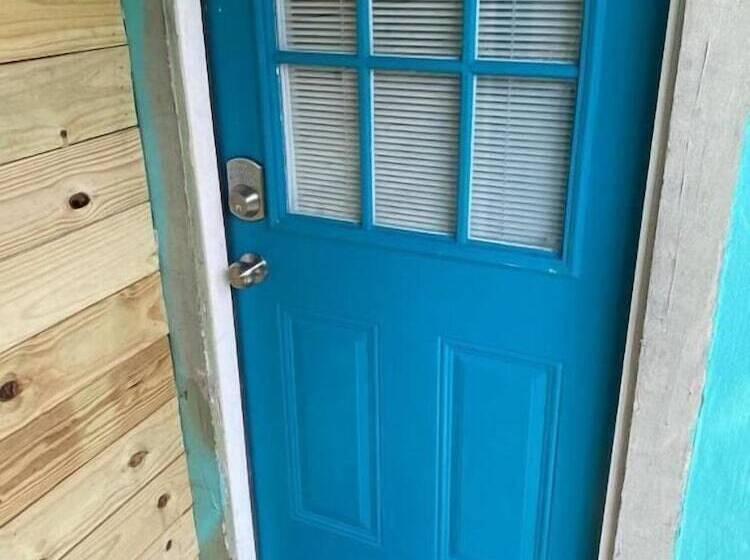 إستوديو ديلوكس, The Panacea Motel