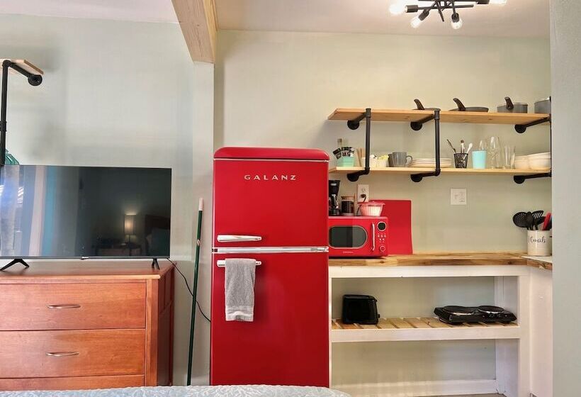 إستوديو ديلوكس, The Panacea Motel