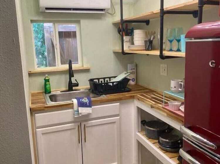 إستوديو ديلوكس, The Panacea Motel