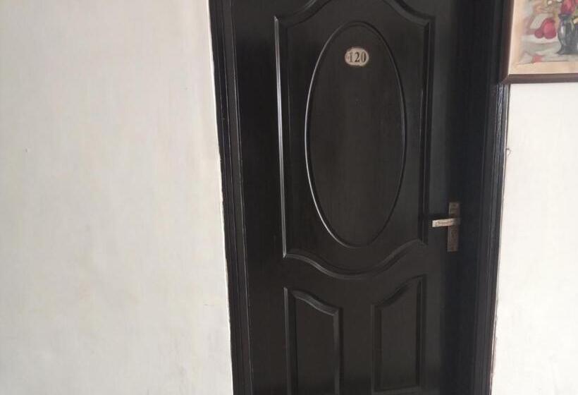 디럭스 룸, Five Monts