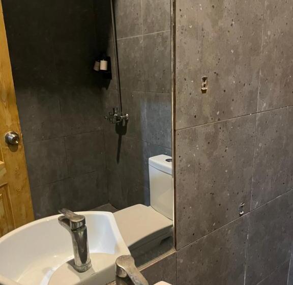 디럭스 룸, Five Monts