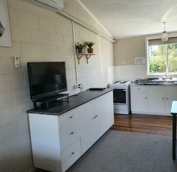 סוויטה משפחתית, Gardner Court Motel