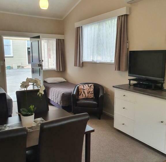 جناح عائلي, Gardner Court Motel