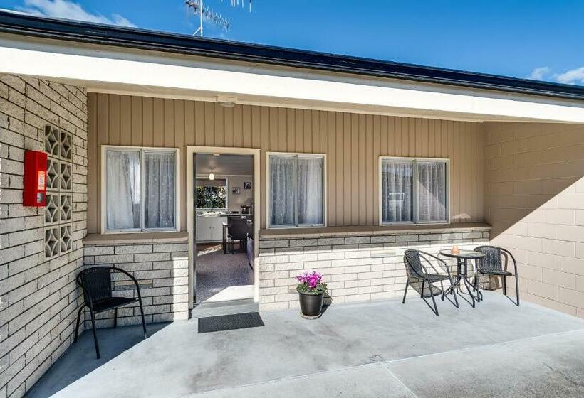 סוויטה משפחתית, Gardner Court Motel