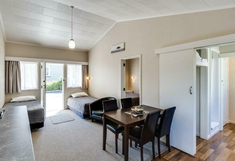 جناح عائلي, Gardner Court Motel