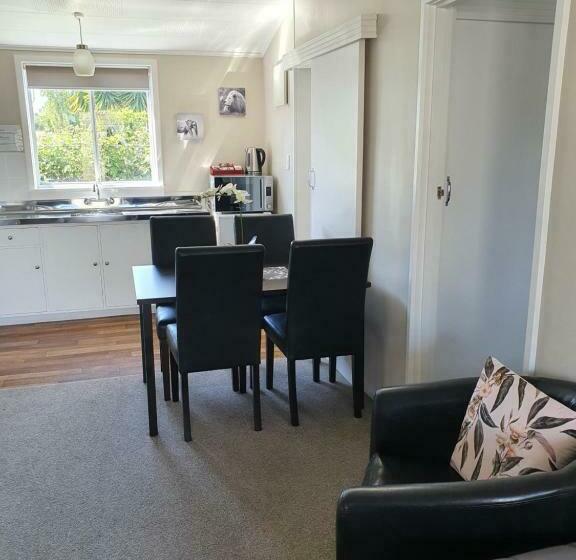 סוויטה משפחתית, Gardner Court Motel