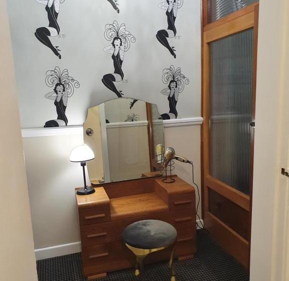 شقة غرفتين, Gardner Court Motel