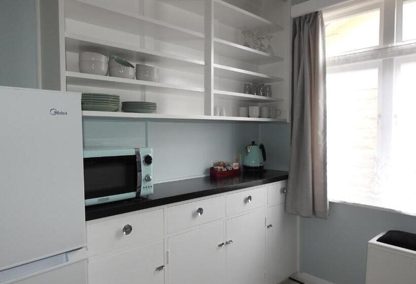 דירת שני חדרים, Gardner Court Motel