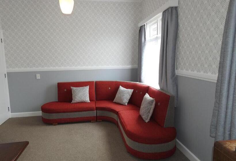 شقة غرفتين, Gardner Court Motel