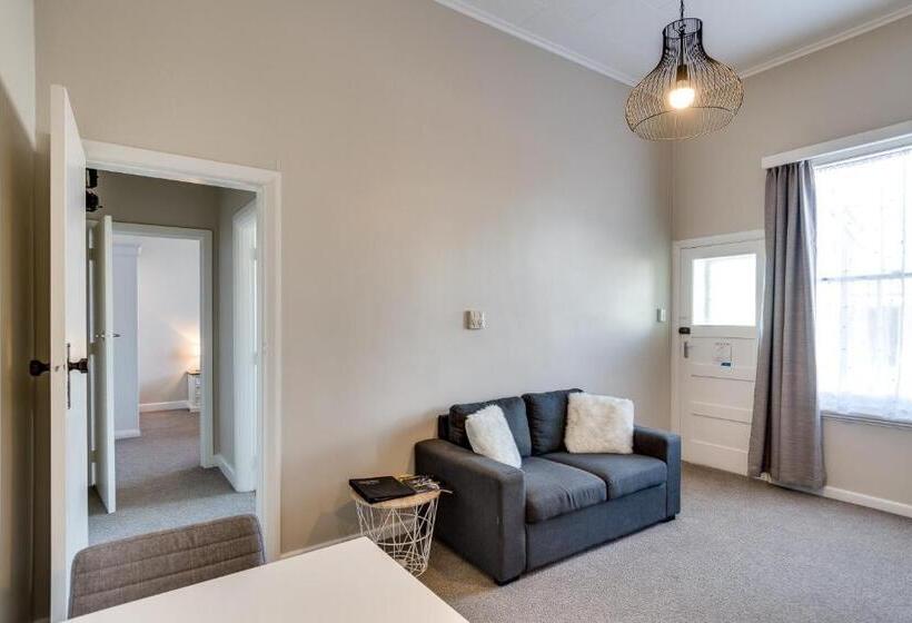 جناح ديلوكس, Gardner Court Motel