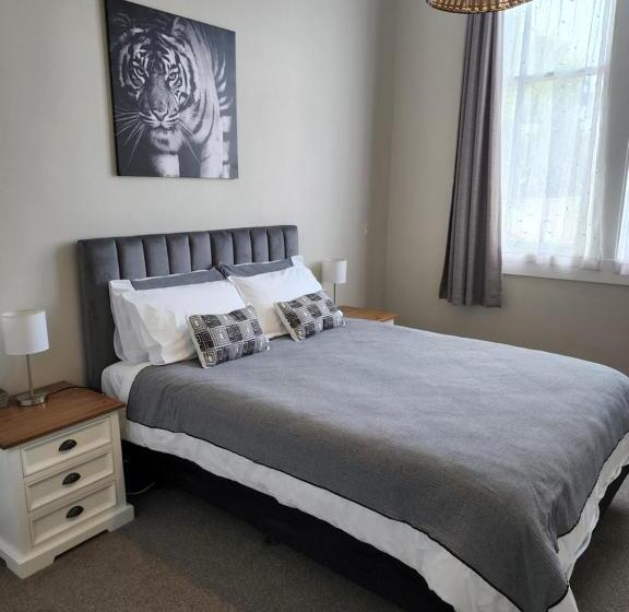 جناح ديلوكس, Gardner Court Motel