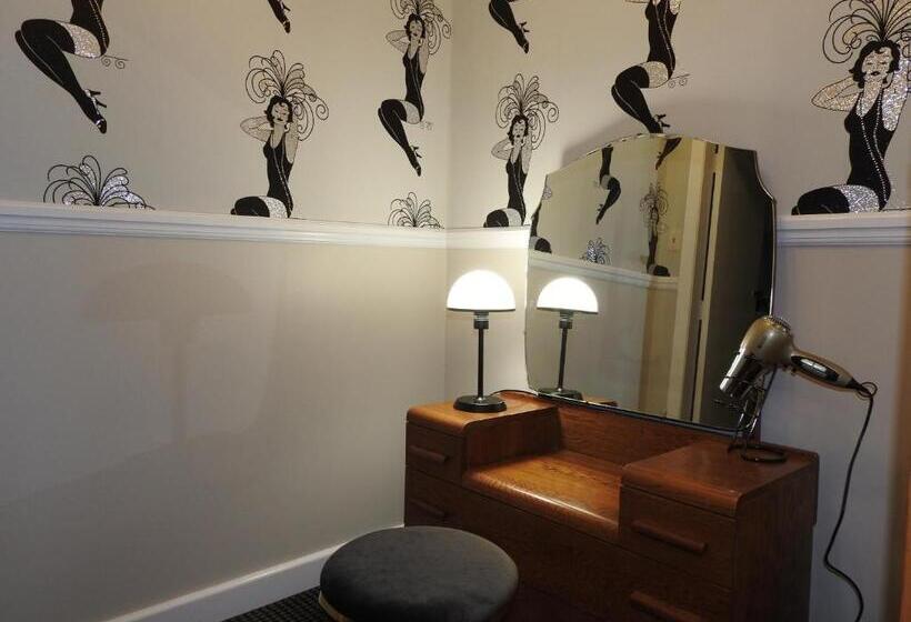 شقة غرفتين, Gardner Court Motel