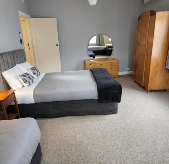 דירת שני חדרים, Gardner Court Motel