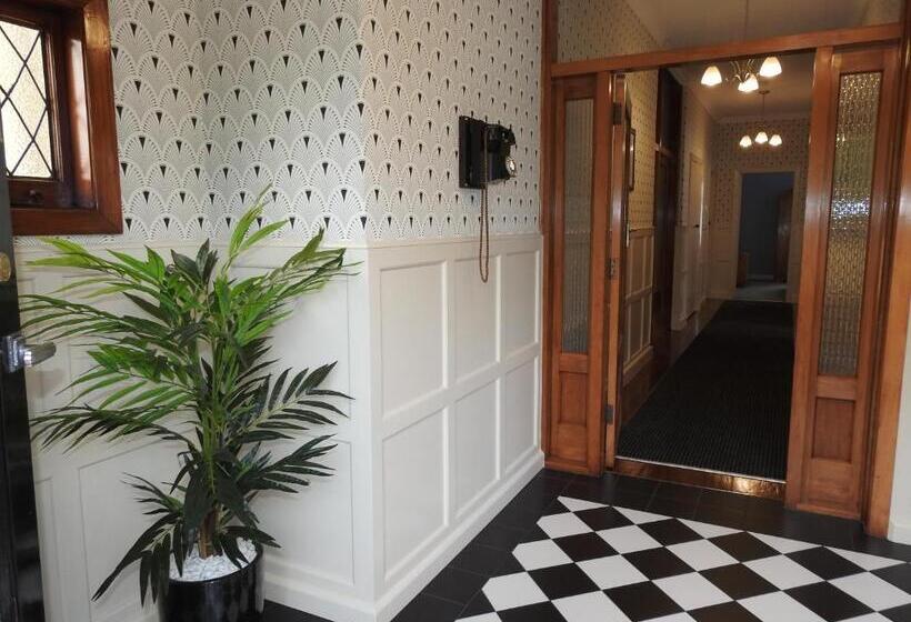 شقة غرفتين, Gardner Court Motel