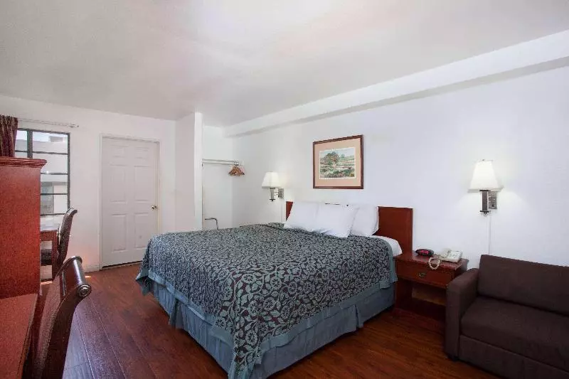 身障者適用キングサイズベッドルーム, Hampton Inn & Suites North Huntingdonirwin