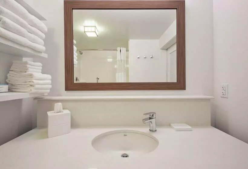 キングサイズベッドのスタンダードルーム, Hampton Inn & Suites North Huntingdonirwin