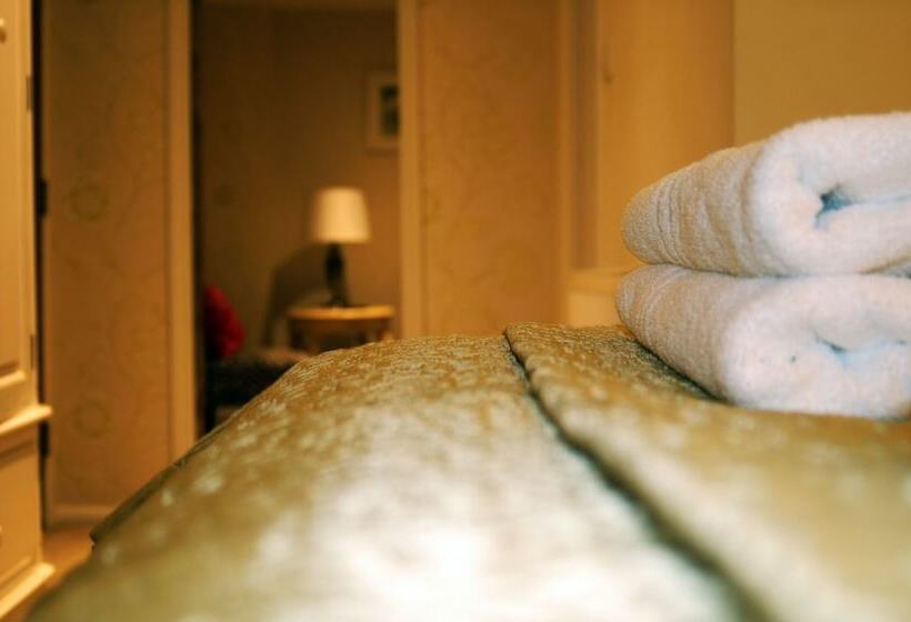 جناح جونيور, Le Bouchon Brasserie &